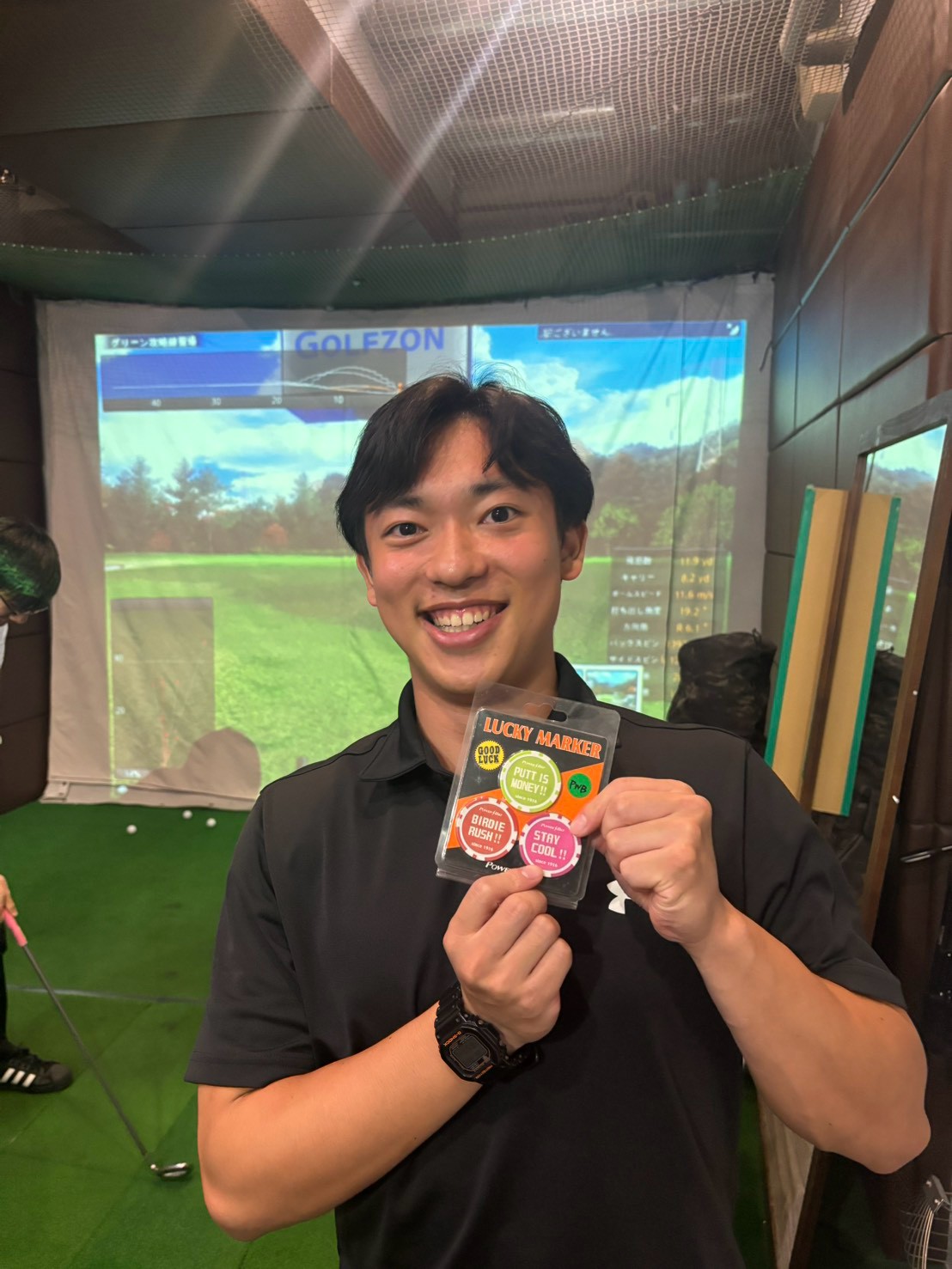 チャリティニアピン対決の賞品(ラッキーマーカー)を手にした参加者