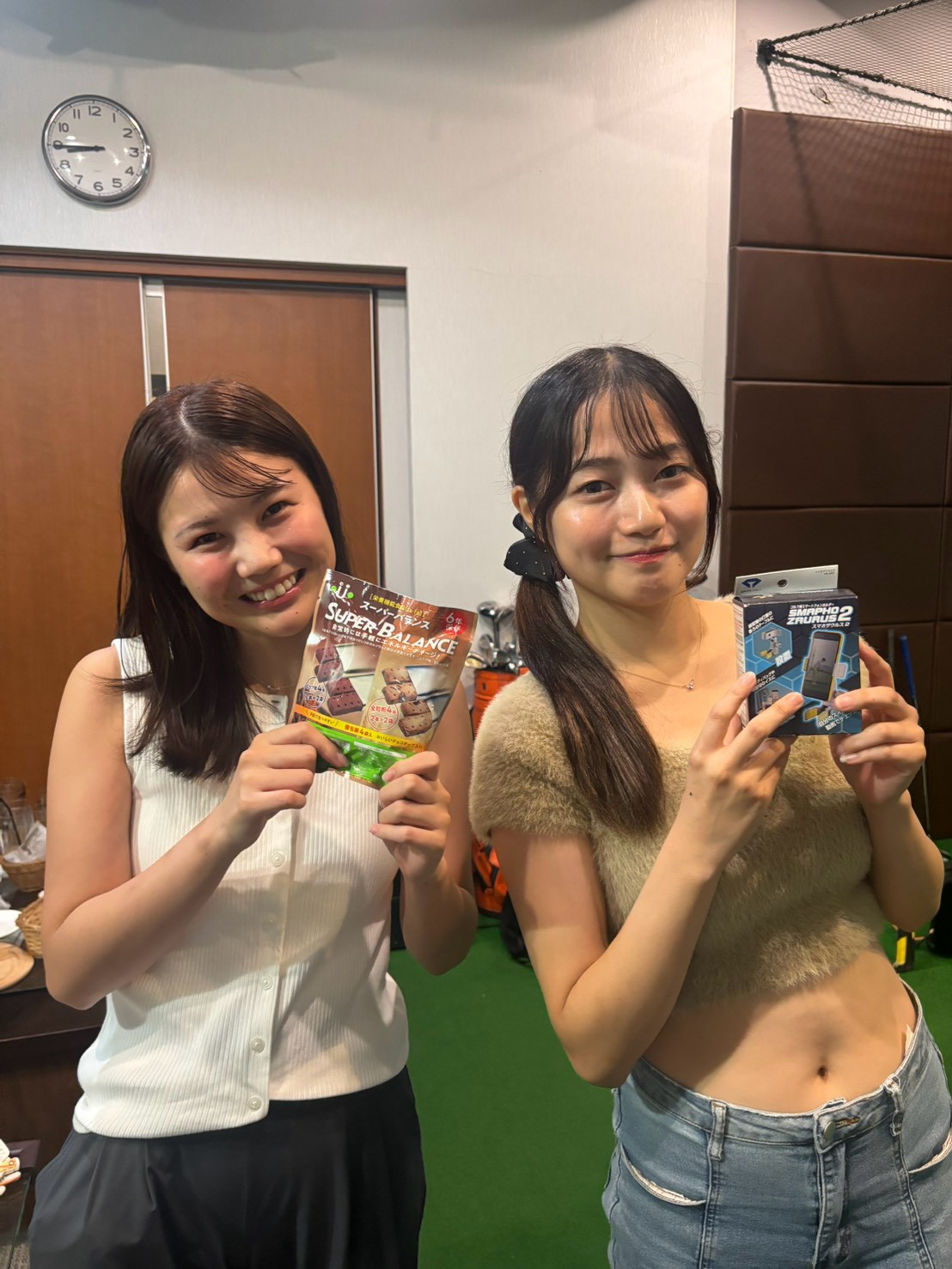 チャリティニアピン対決の賞品を手にした参加者2名