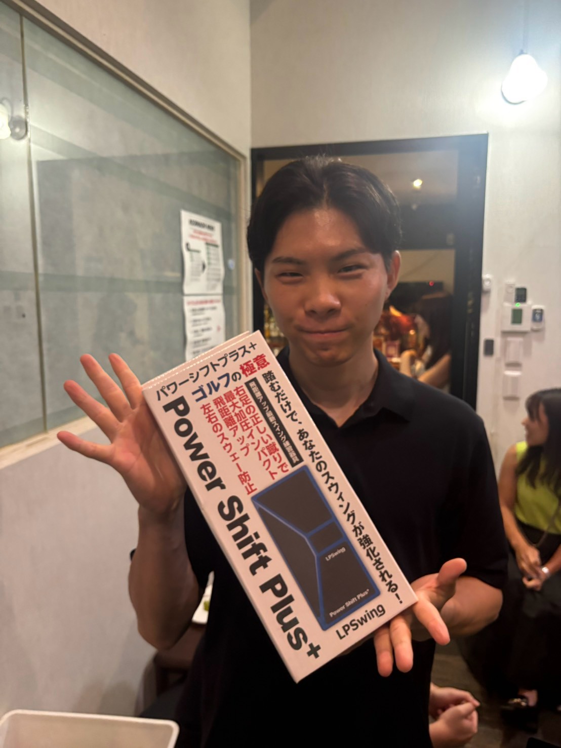 チャリティニアピン対決の賞品(パワーシフトプラス)を手にした参加者